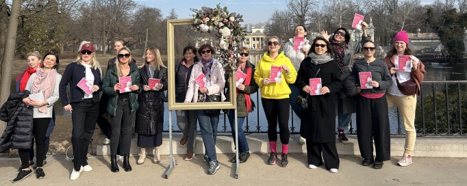 Popiersie kobiety wykonane z białego marmuru. Kobieta ma głowę skierowaną w lewą stronę. Na głowie kobiety widnieją niewielkie rogi. 