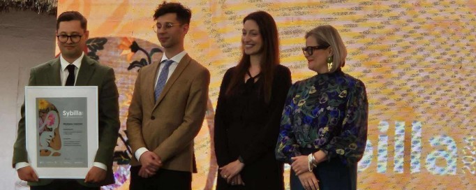 Dwóch mężczyzn i dwie kobiety stoją na scenie. 