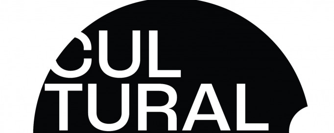 Biały napis Cultural Guardians na czarnym, okrągły tle. 