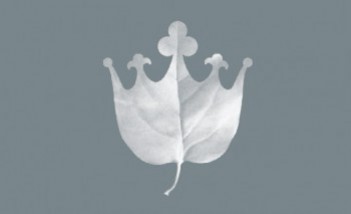 Logo Łazienek Królewskich na niebieskim tle, przedstawiające liść zakończony na kształ korony.