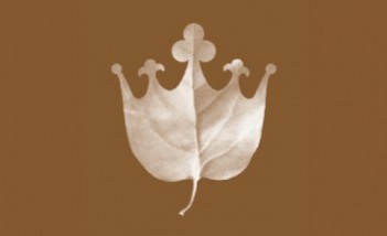 Na brązowym tle widoczne jest logo Łazienek Królewskich, przedstawiające liść zakończony na kształ korony.