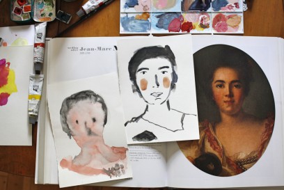 Dziecięce rysunki przedstawiające portrety kobiet, obok reprodukacja obrazu popiersia kobiety. 