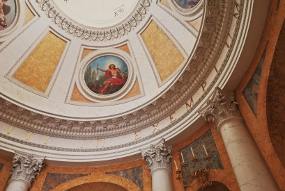 Kopuła Rotundy w Pałacu na Wyspie, ozdobiona malowidłem przedstawiającym mężczyznę. Kopułę podtrzymują kolumny.