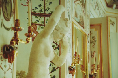 Rzeźba przedstawiająca kobietę z uniesionymi w górę rękami. 