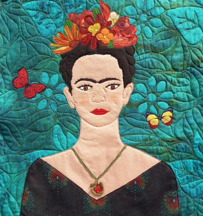 Obrazek przedstawiający kobietę w czarnej bluzce, z naszyjnikiem na szyi i wiankiem z kwiatów na głowie.