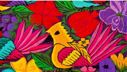 Kolorowe haftowane kwiaty i ptaki. 