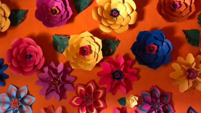Kolorowe kwiaty wykonane z kolorowego papieru. 