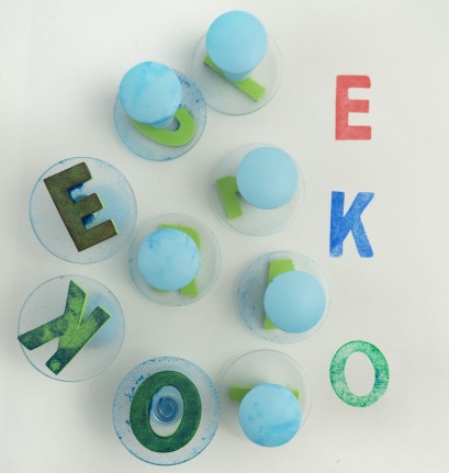 Niebieskie kulki oraz dwie literki "E" i "K" i jedna "O".
