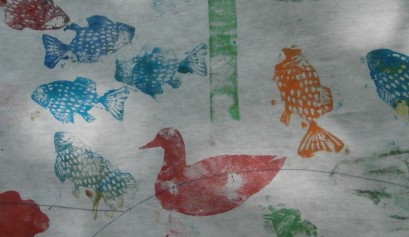 Rysunek przedstawiający kolorowe rybki i kaczki.