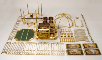 Złote elementy o różnych kształtach leżące obok siebie. 