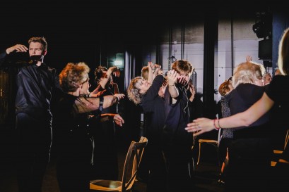 Grupa ludzi występująca na scenie. 