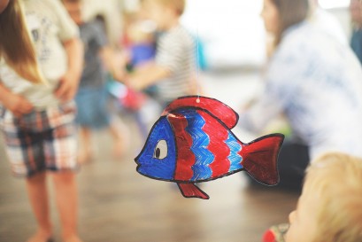 Kolorowa rybka wykonana z papieru. 