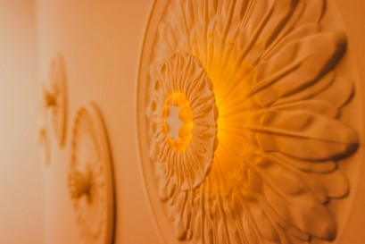 Okrągłe świecące rozety na ścianie. 