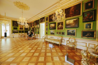 Galeria Obrazów. Na ścianach wiszą obrazy, które ogląda grpa osób. 