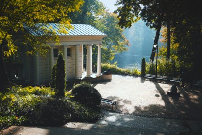 Świątynia Sybilli w otoczeniu drzew, przy stawie po prawej stronie. 