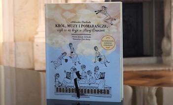 Okładka książki "Król, muzy i pomarańcze". Na okładce jest rysunek przedstawiający muzy. 