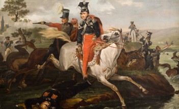 Obraz ilustrujący śmierć Józefa Poniatowskiego, książę siedzi na koniu, wokól widać strzelających żołnierzy.