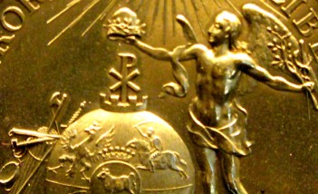 Medal wybity w 1791 roku z okazji uchwalenia Konstytucji 3 maja, przedstawiający mężczyznę ze skrzydłami unoszącego koronę nad kulą z wizerunkiem herbu, u jego stóp leżą zerwane kajdany, w górze widać promienie słońca.