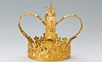 Złota korona królewska.