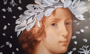 Obraz przedstawiający twarz kobiety z domalowanym na jej głowie białym wiankiem. Wokół twarzy kobiety widoczne są białe płatki śniegu. 
