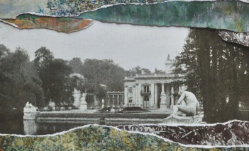 Archiwalna fotografia przedstawiająca Pałac na Wyspie w otoczeniu wody i drzew. Po prawej stronie widoczna jest rzeźna siedzącej postaci. 