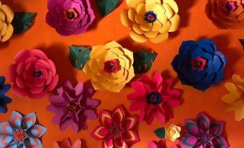 Kolorowe kwiaty wykonane z kolorowego papieru. 
