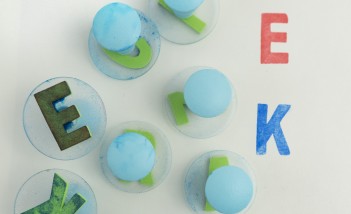 Niebieskie kulki oraz dwie literki "E" i "K" i jedna "O".