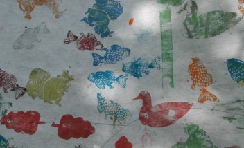 Rysunek przedstawiający kolorowe rybki i kaczki.