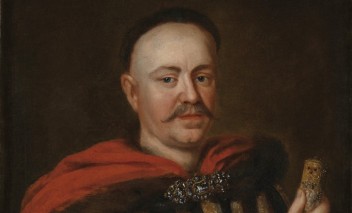 Portret Stanisława Herakliusza Lubomirskiego. Mężczyzna jest ubrany w zbroję i płaszcz, w ręku trzyma buławę. 