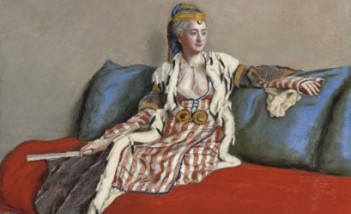 Obraz przedstawiający kobietę w ozdobnych szatach, w turbanie na głowie, siedzącą na kanapie. Kobieta w ręku trzyma wachlarz. 