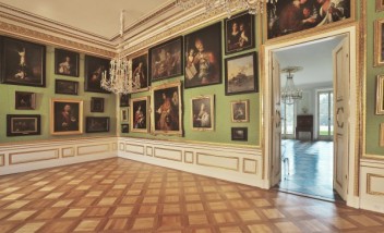 Sala, w której na ścianach wiszą obrazy.
