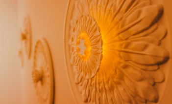 Okrągłe świecące rozety na ścianie.