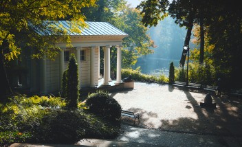 Świątynia Sybilli w otoczeniu drzew, przy stawie po prawej stronie. 