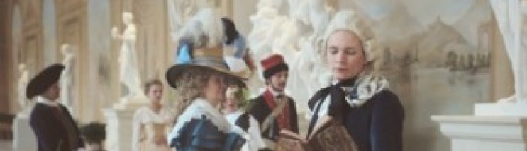 Kobiety i mężczyźni w strojach z epoki.