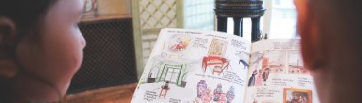 Dzieci oglądające ilustrowaną książkę.