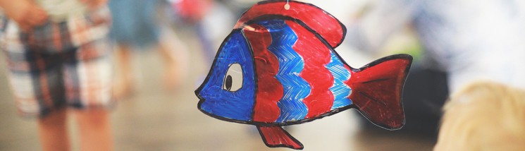 Kolorowa rybka wykonana z papieru. 